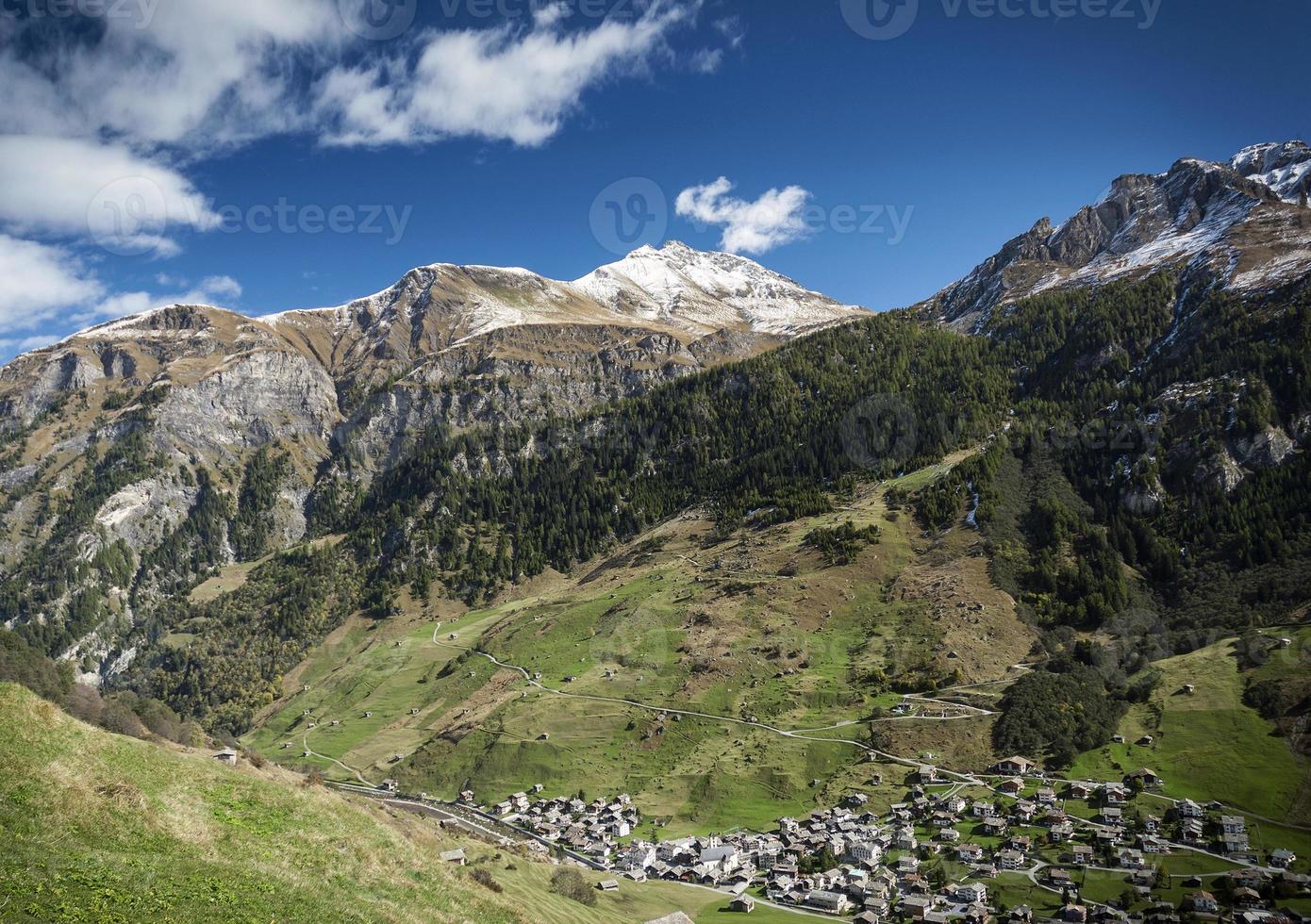 vals dorp alpine vallei landschap en huizen in centrale alpen zwitserland foto