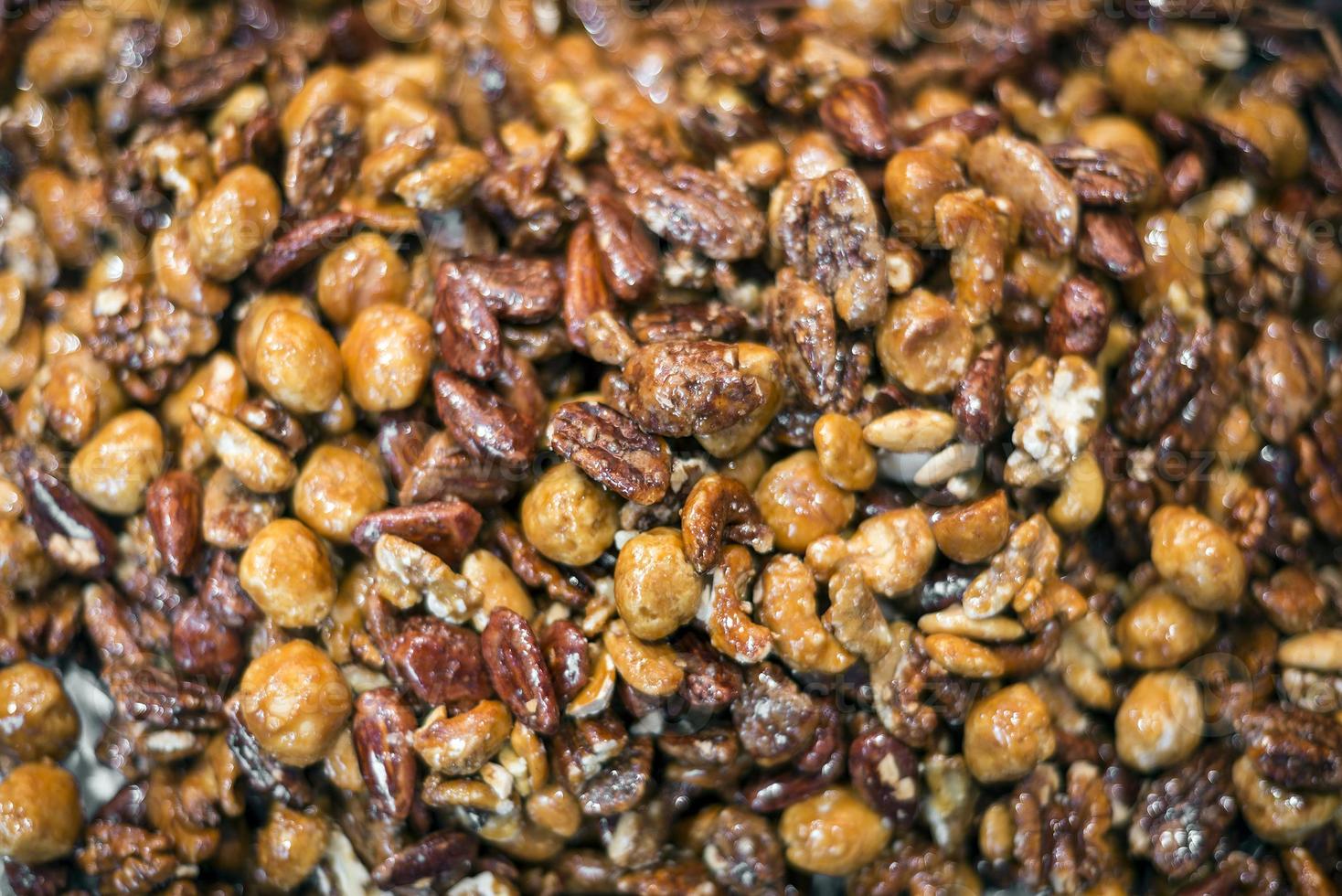 honing geroosterde gemengde noten zoete gezonde gastronomische snack foto