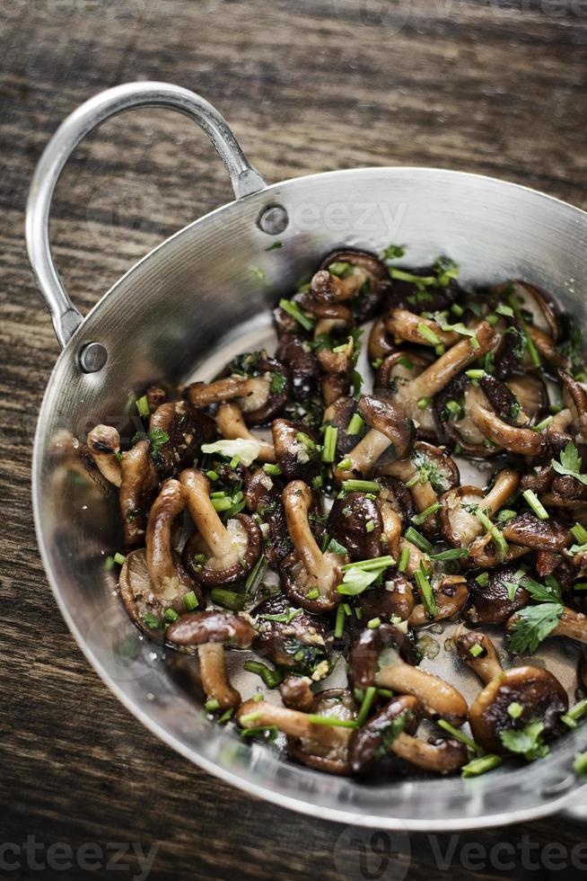 gefrituurde shiitake-paddenstoelen in knoflookkruid en olijfolie tapassnack foto