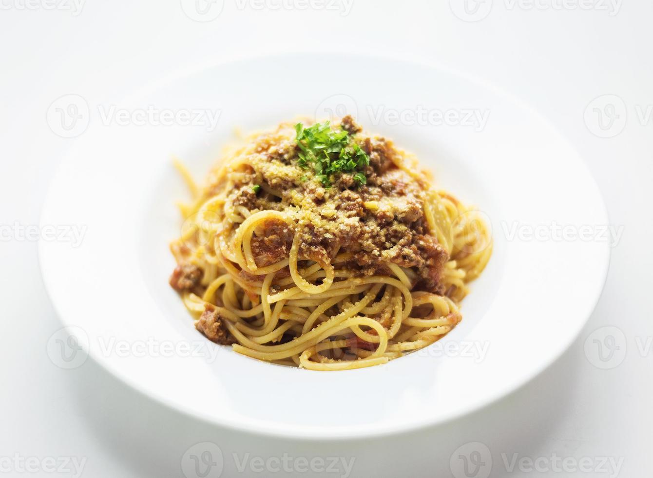 rundvlees spaghetti bolognese bolognaise beroemde Italiaanse pasta eten op witte achtergrond foto