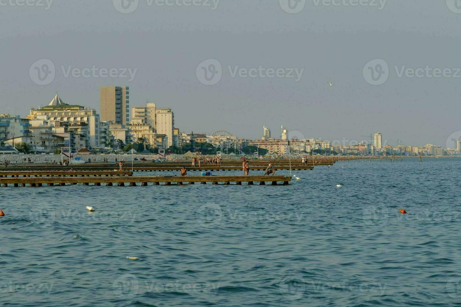 een visie van de strand en stad van de water foto