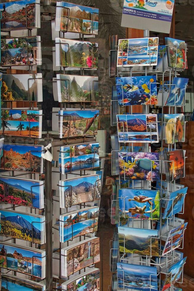 staan met kleurrijk ansichtkaarten in een souvenir winkel Aan de Spaans eiland van Tenerife foto