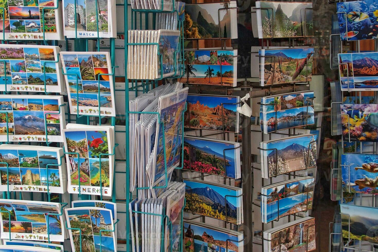 staan met kleurrijk ansichtkaarten in een souvenir winkel Aan de Spaans eiland van Tenerife foto