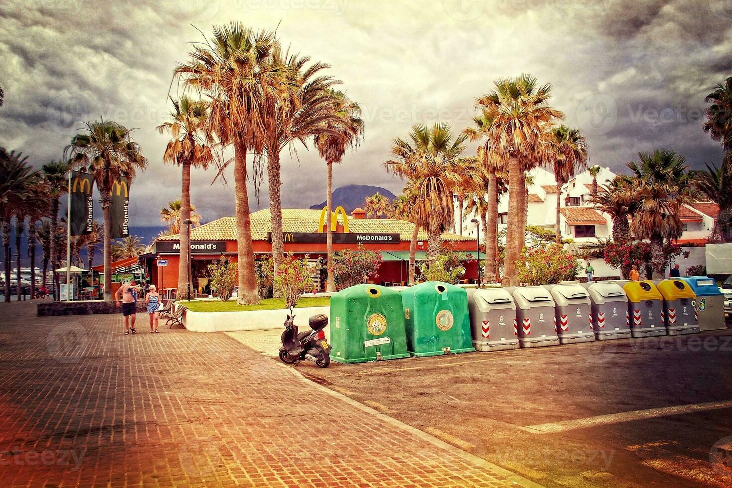 interessant toerist straten in de zuiden van de kanarie eiland van Tenerife in Spanje Aan een warm zomer dag foto