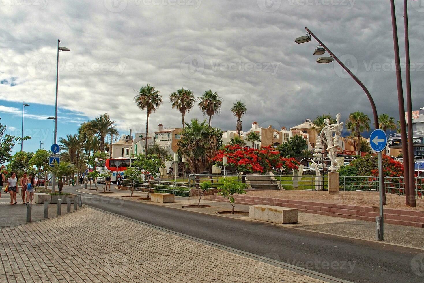 interessant toerist straten in de zuiden van de kanarie eiland van Tenerife in Spanje Aan een warm zomer dag foto