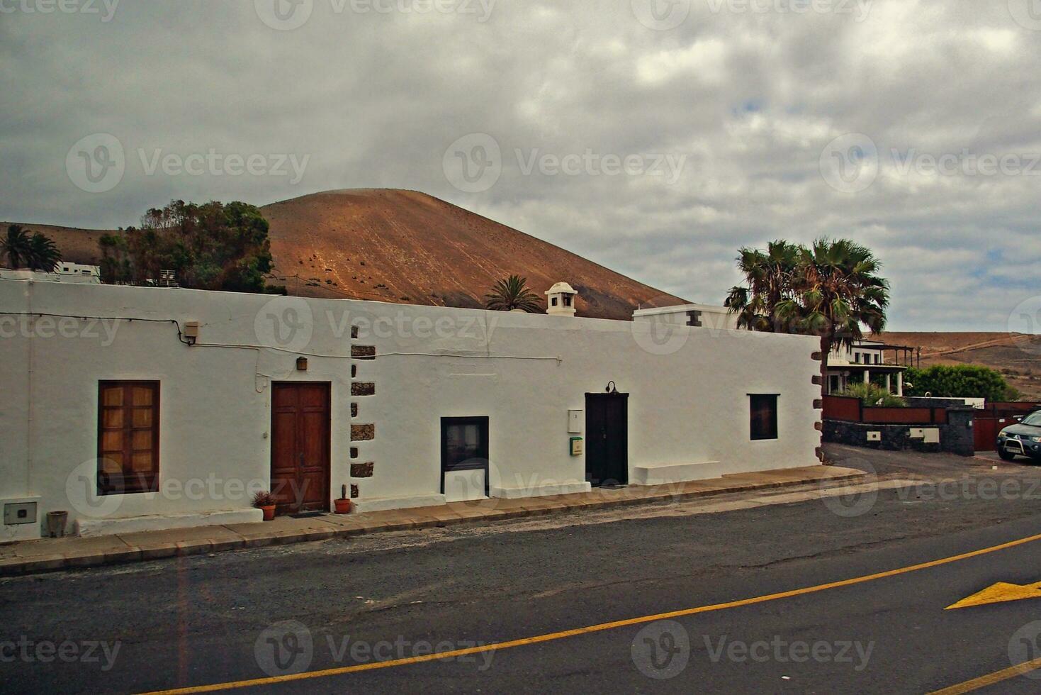 landschap met de de stad karakteristiek wit gebouwen van de Spaans eiland van Lanzarote Aan een warm zomer dag foto