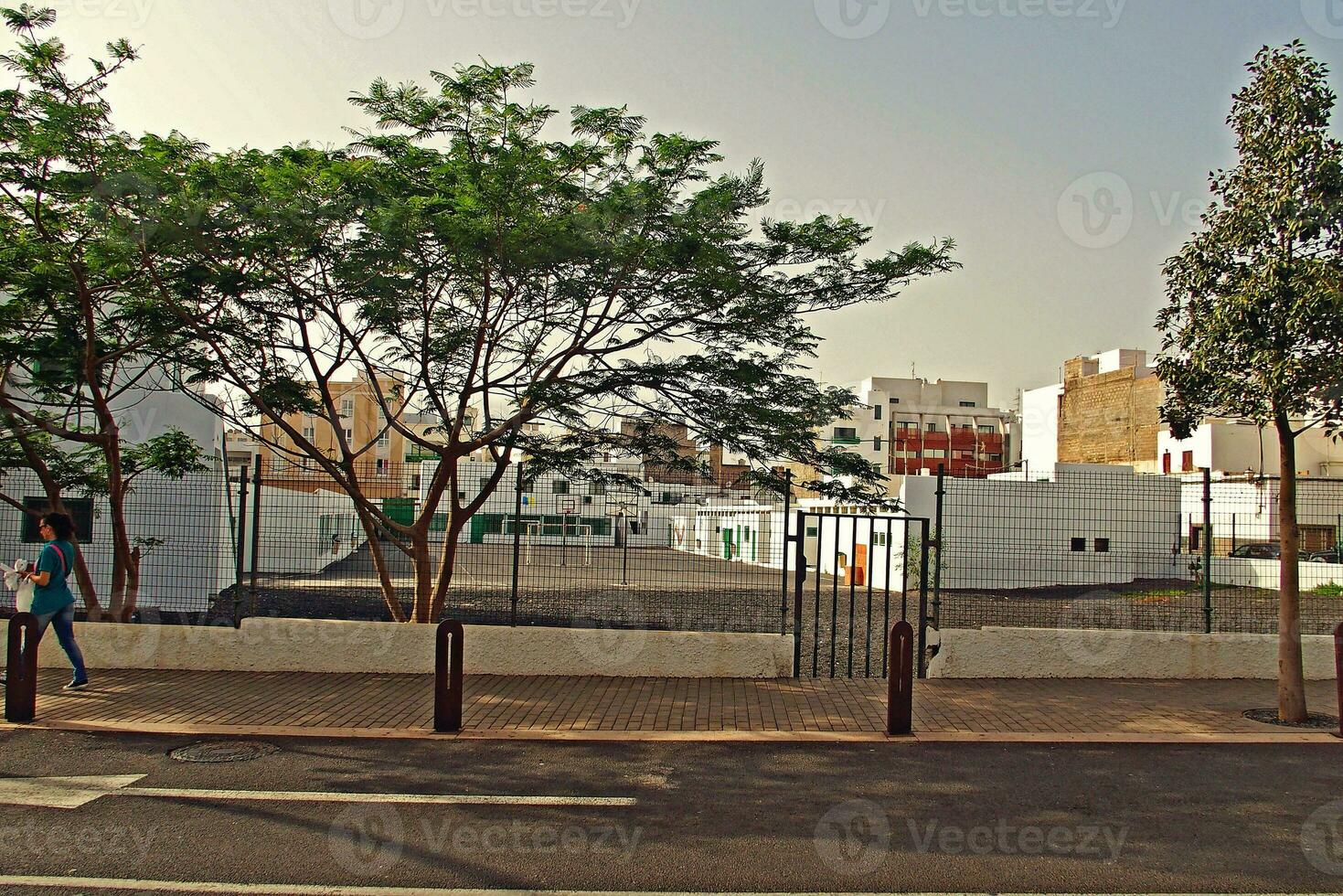 stedelijk landschap van de hoofdstad van de kanarie eiland Lanzarote arrecife in Spanje Aan een warm zomer dag foto