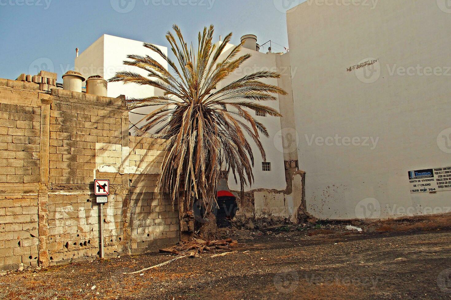 stedelijk landschap van de hoofdstad van de kanarie eiland Lanzarote arrecife in Spanje Aan een warm zomer dag foto