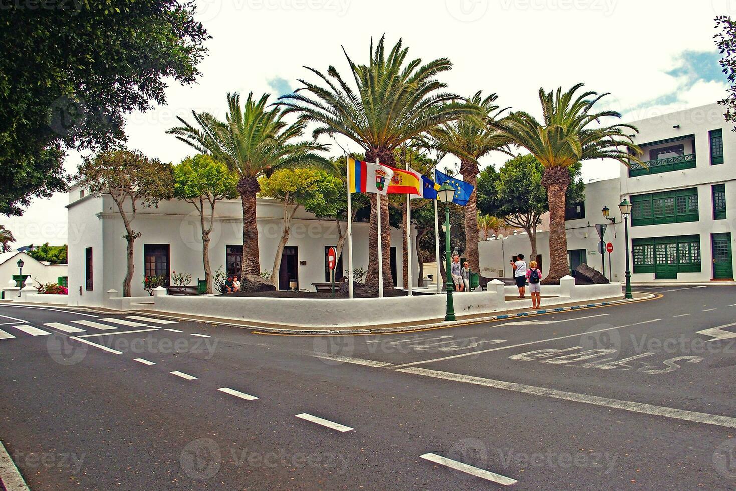 landschap met de de stad karakteristiek wit gebouwen van de Spaans eiland van Lanzarote Aan een warm zomer dag foto