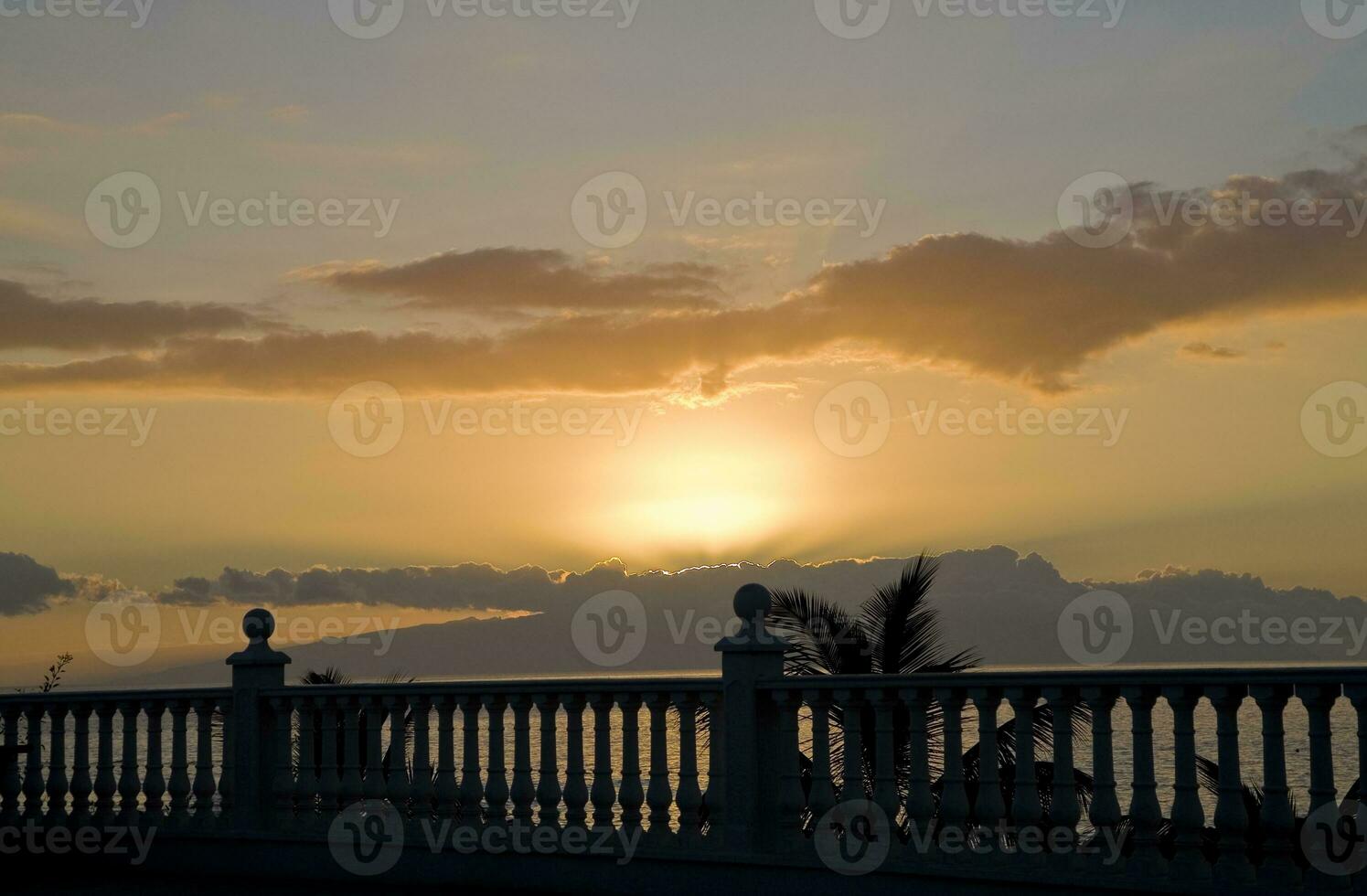 pittoreske oceaan landschap met de instelling zon in een tropisch land gedurende zomer vakantie met palm foto