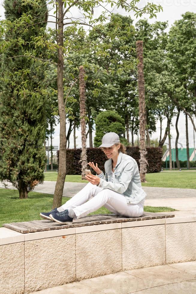 vrouw buitenshuis selfie maken op haar mobiele telefoon foto