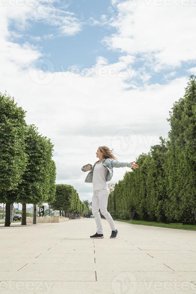 mooie jonge vrolijke vrouw ronddraaien en dansen. foto