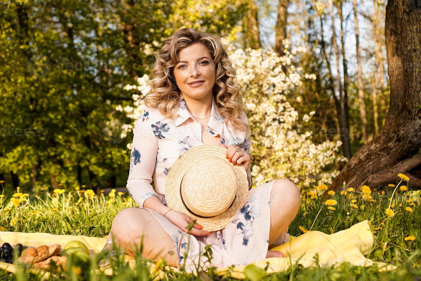 mooie vrouw, weekendje weg voor een wandeling in een picknick foto