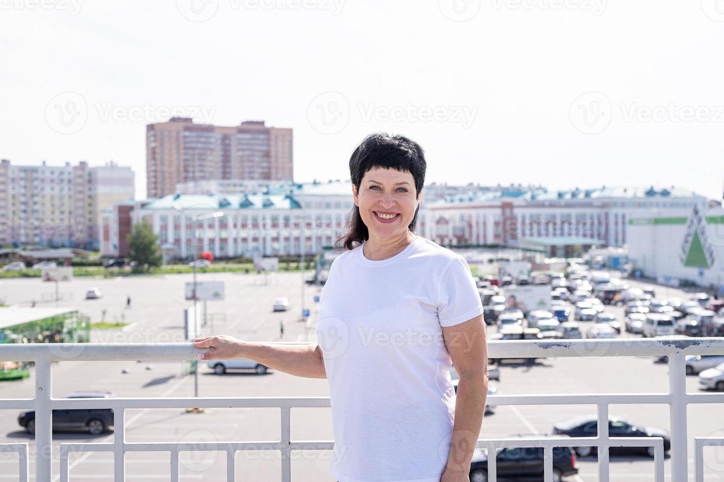 lachende senior vrouw die buitenshuis traint op stedelijke achtergrond foto