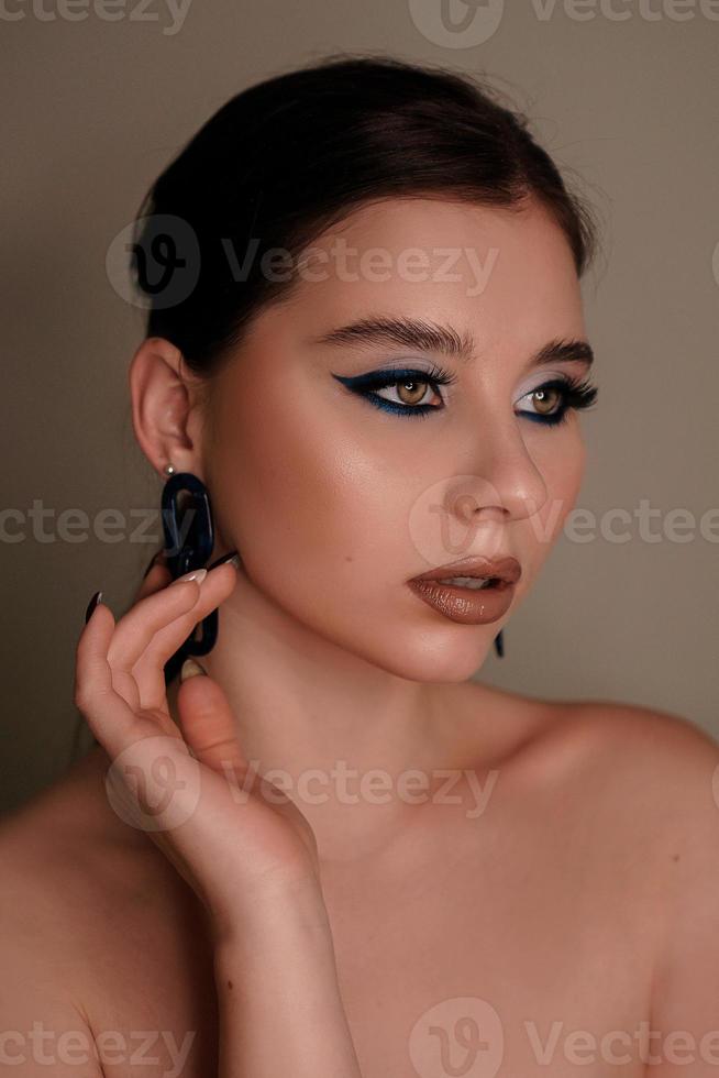 schoonheidsportret met professionele blauwe make-up. mode portret foto