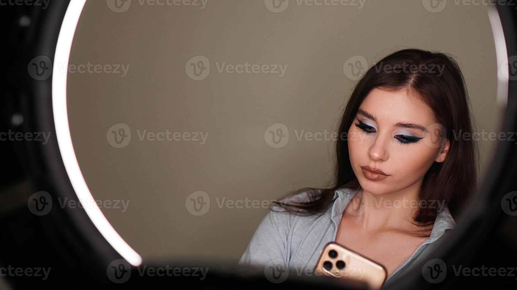 jong aantrekkelijk model maakt een selfie na make-up in schoonheidsstudio foto