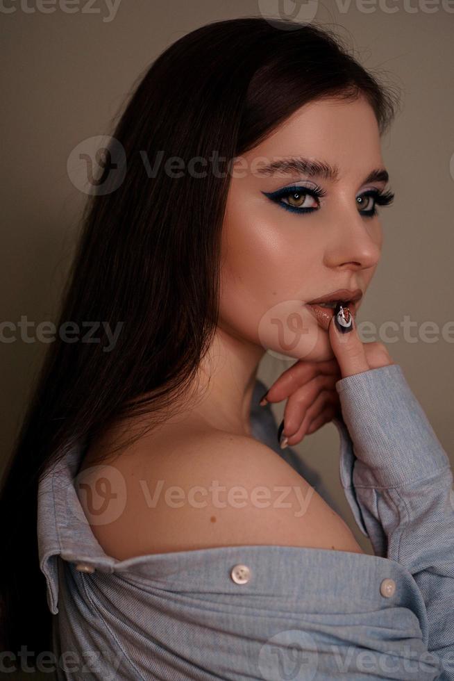 schoonheidsportret met professionele blauwe make-up. mode portret foto