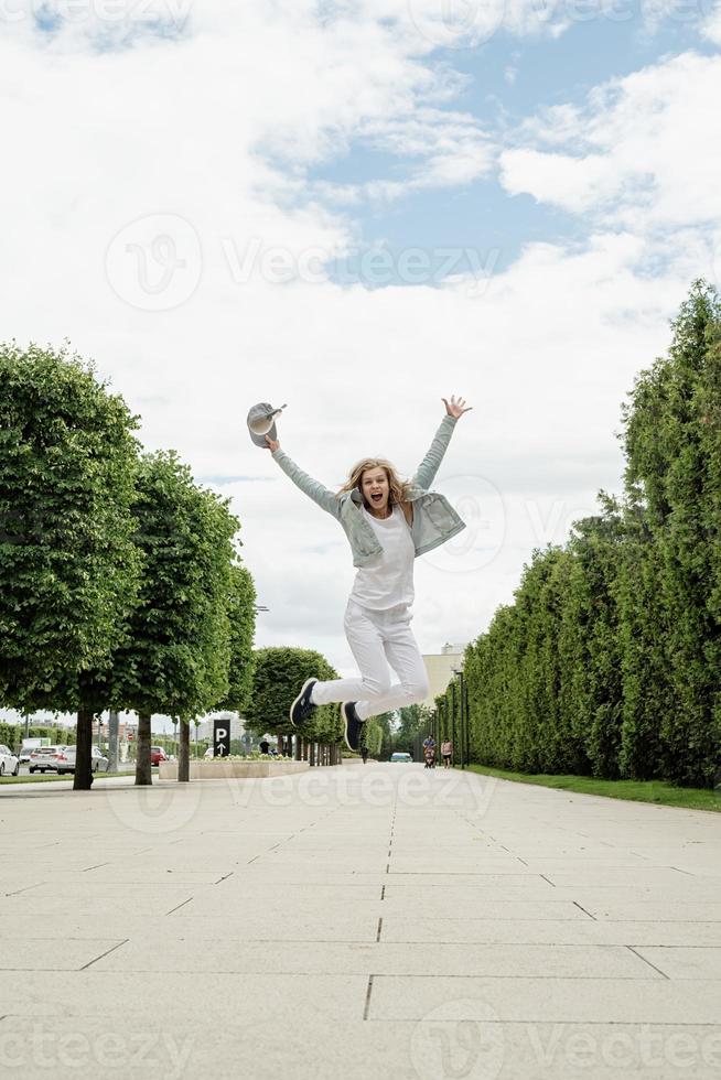 mooie jonge vrouw die in het park springt foto