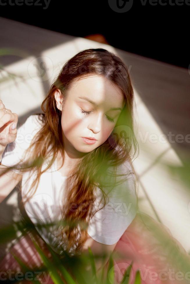 jonge mooie vrouw met schaduwen op het gezicht foto