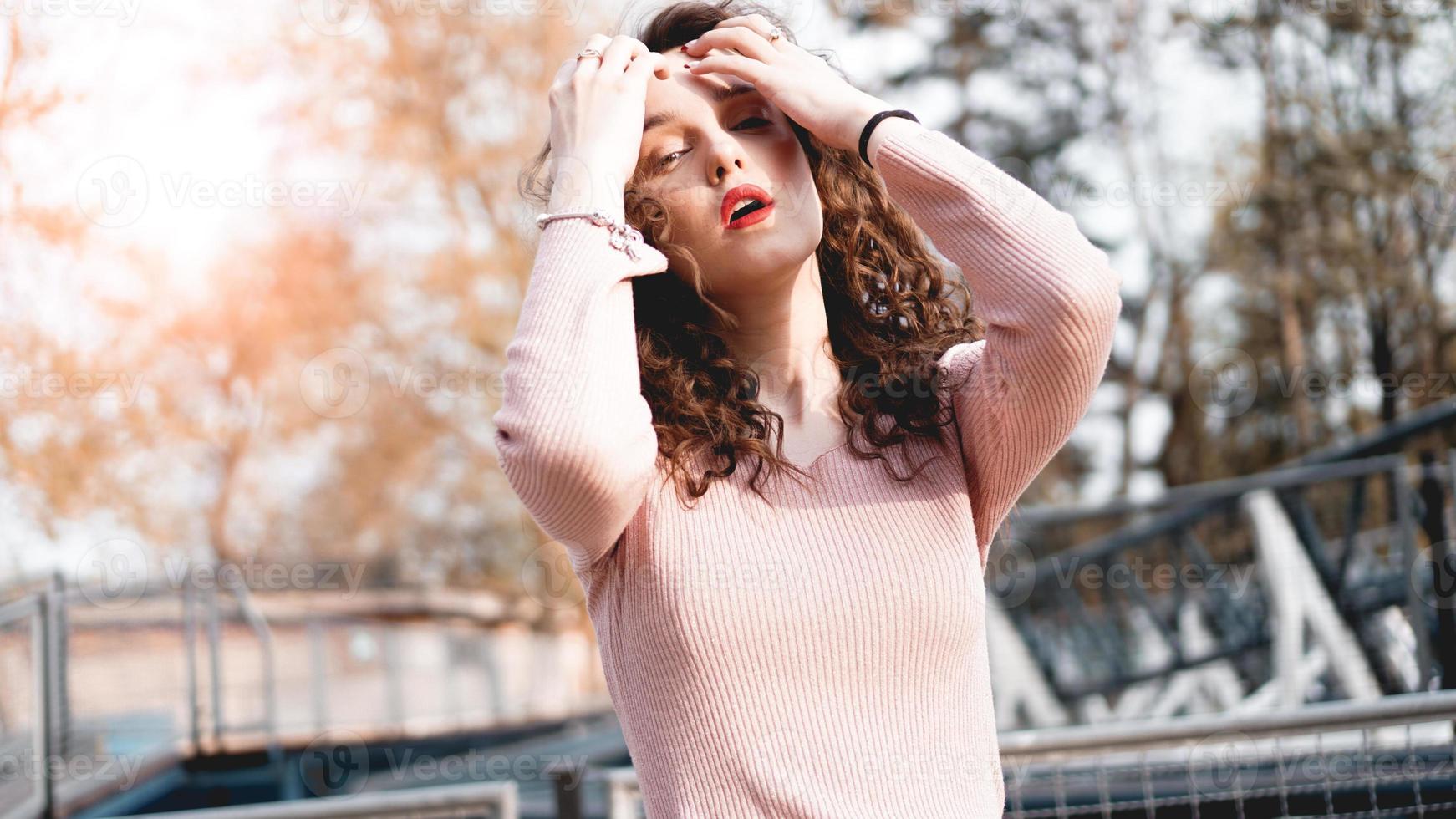 close-up van een mooie jonge vrouw met een zonsondergang achter haar foto