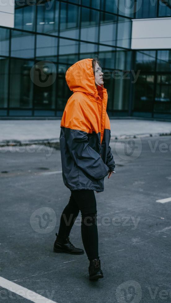 meisje in beschermende overalls en glazen. luchtvervuiling concept foto