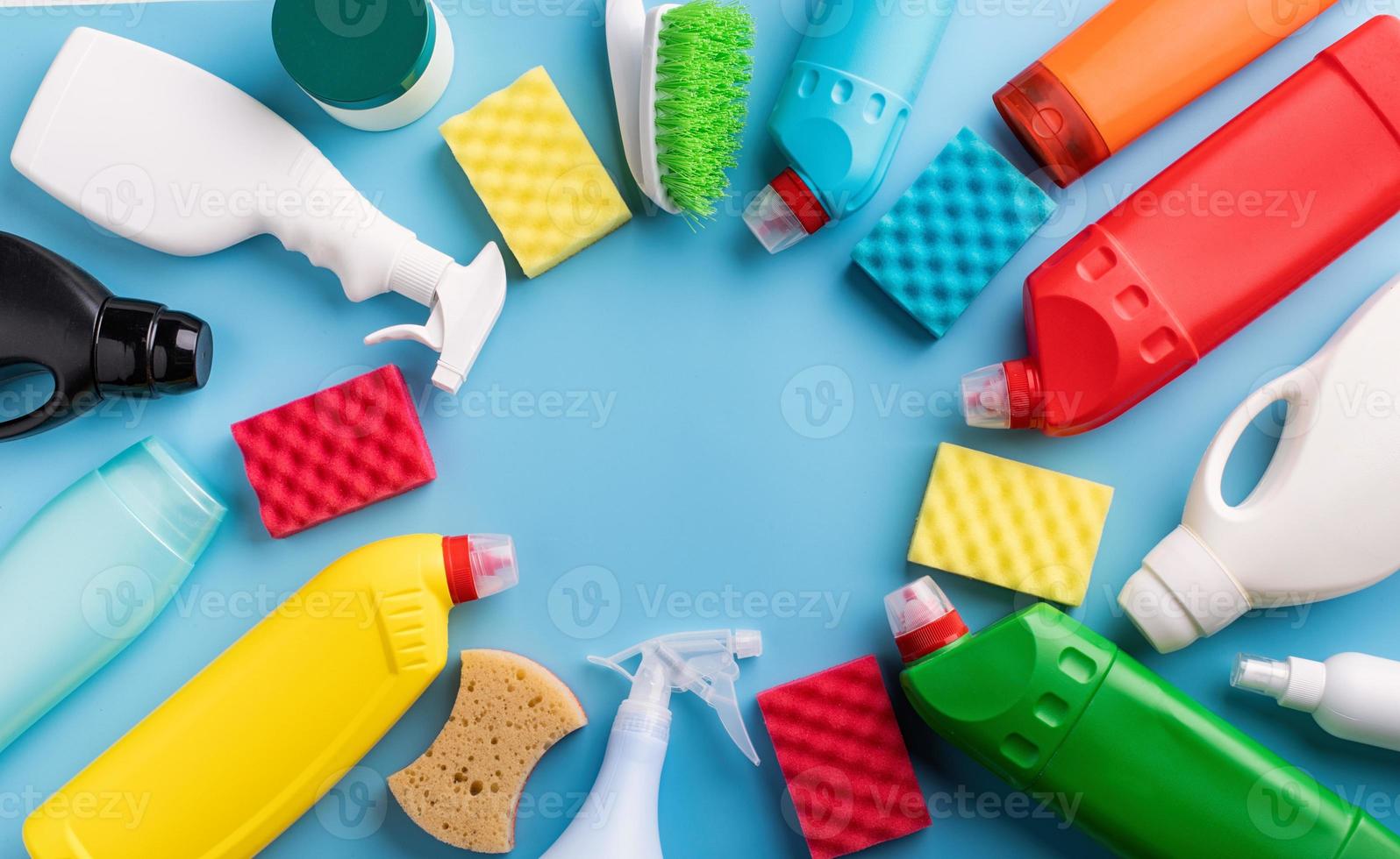 verzameling van verschillende sanitaire flessen en schoonmaakhulpmiddelen foto