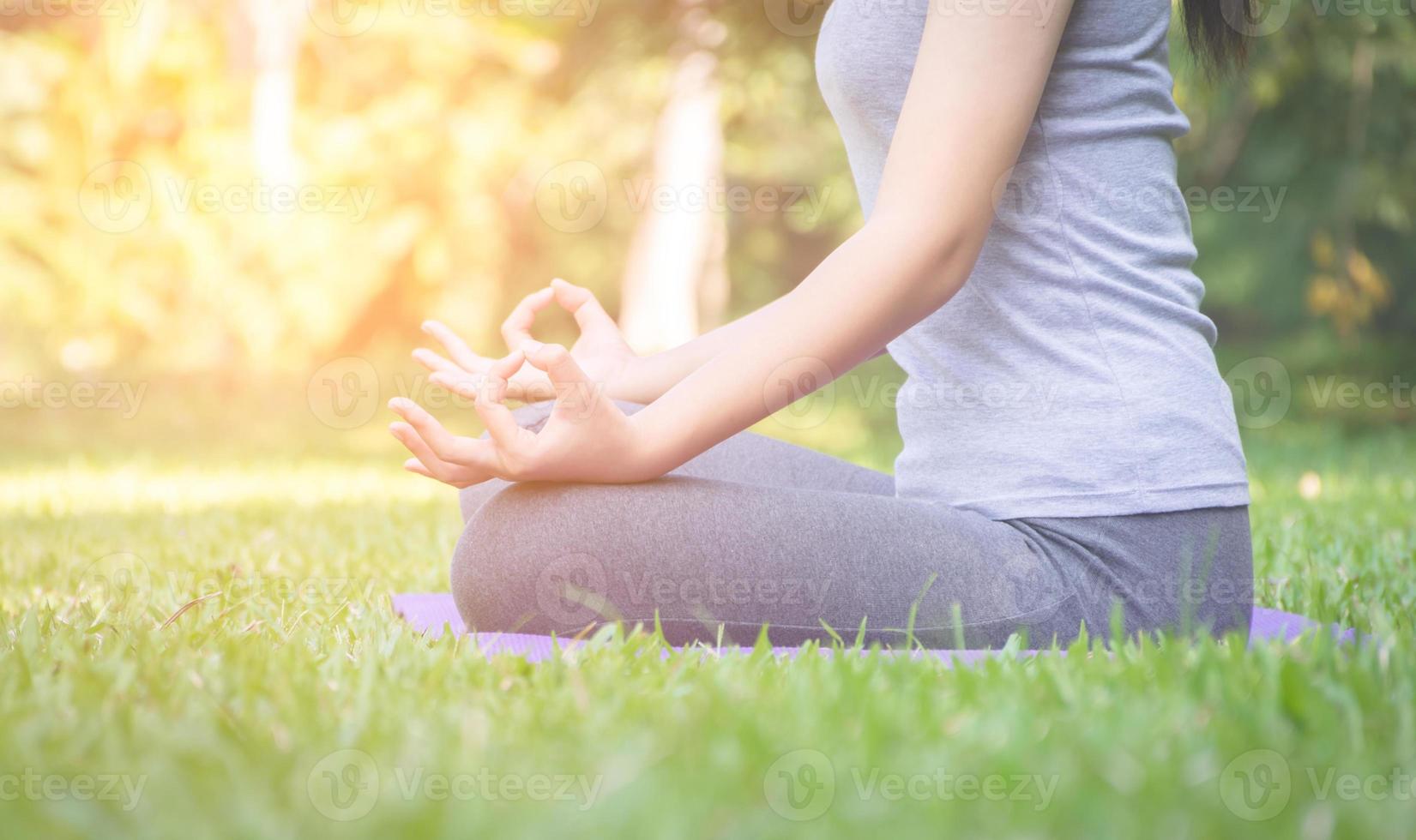 vrouw die yoga beoefent in een park foto