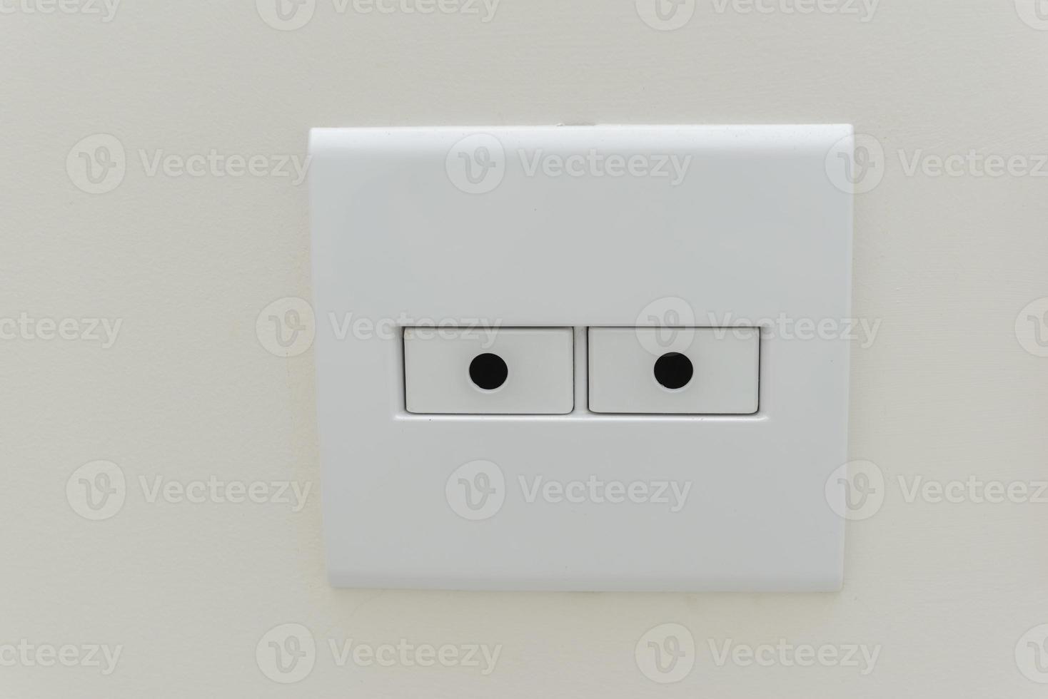 witte vierkante socket met twee gaten voor het doorvoeren van kabels. foto