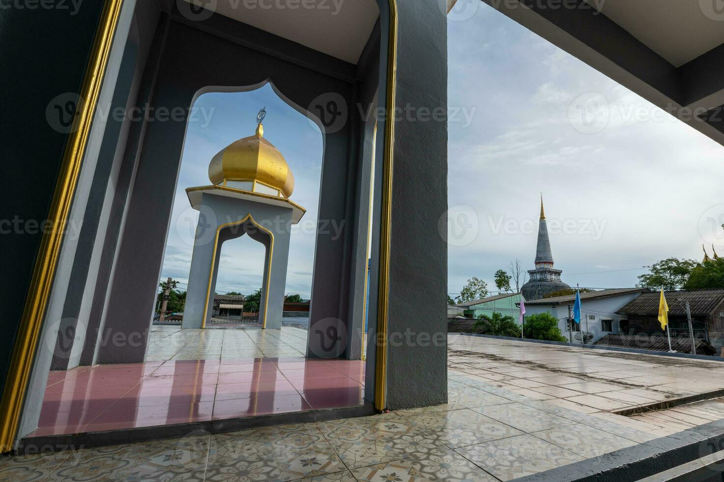 koepel van moskee en pagode van tempel in kader Bij Nakhon si tammarat, Thailand foto
