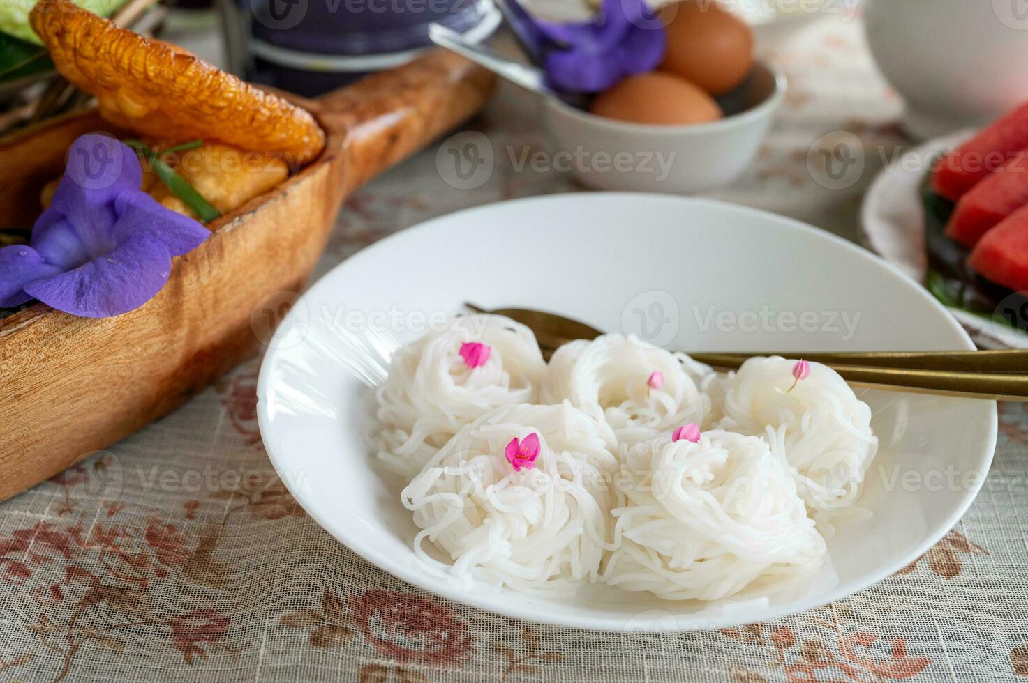 Thais rijst- noedels of kanom jeen in schotel Aan tafel foto