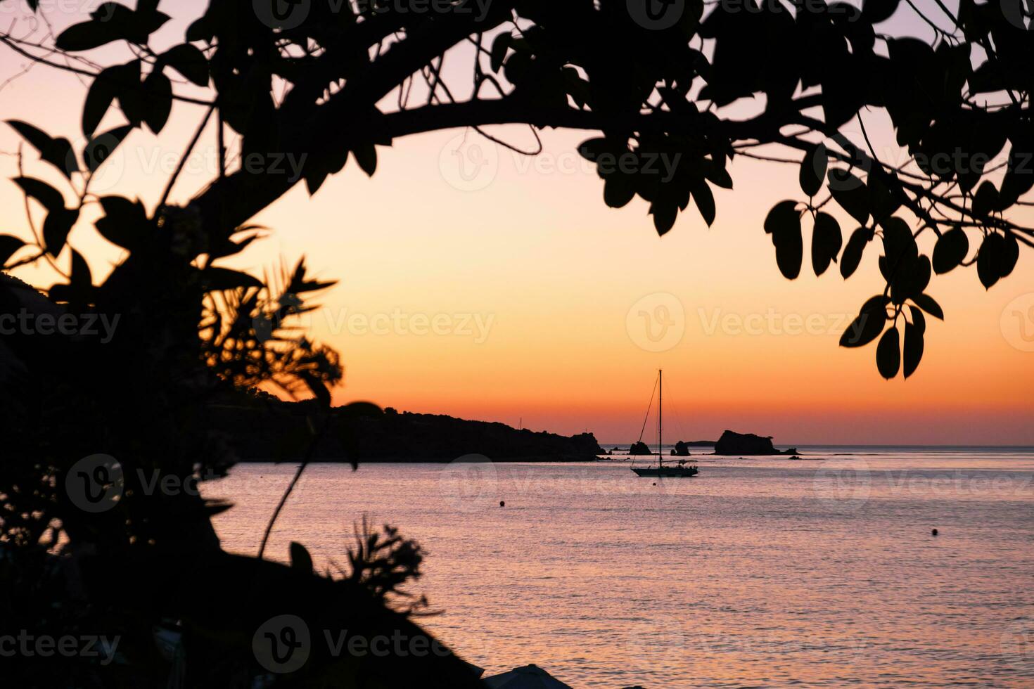 mooi licht net zo de zon sets Bij een strand Bij latsi in paphos, Cyprus foto