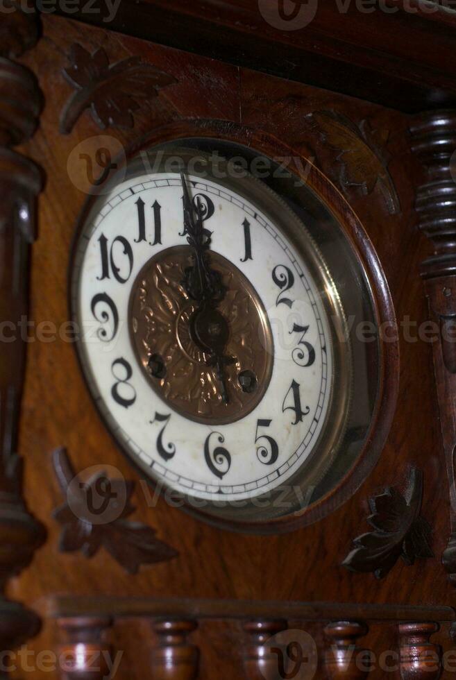 houten oud historisch klok shows middernacht foto
