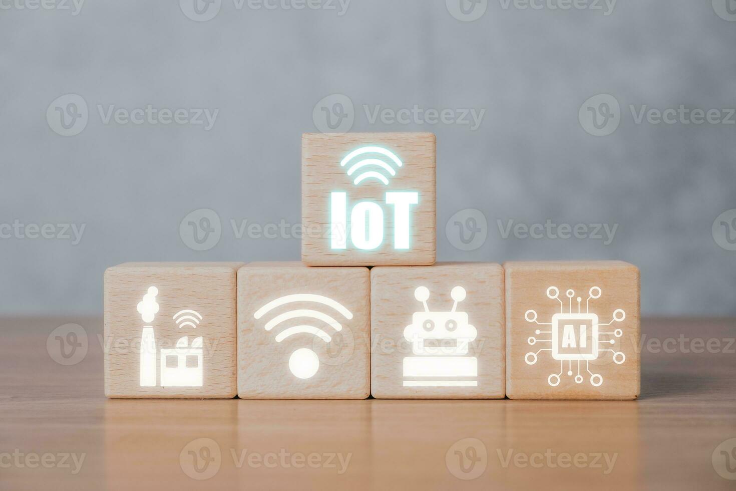 iot internet van dingen, houten kubus blok met internet van dingen icoon met kopiëren ruimte, digitaal transformatie, modern technologie concept. foto