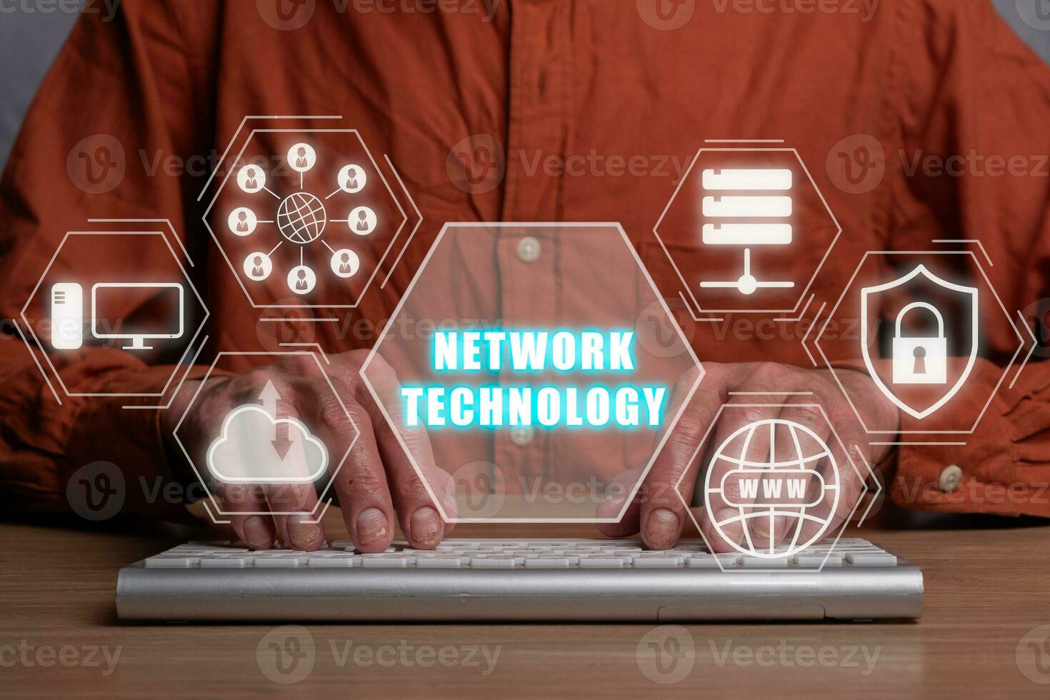 netwerk technologie concept, zakenman typen Aan toetsenbord met netwerk technologie icoon Aan virtueel scherm. foto