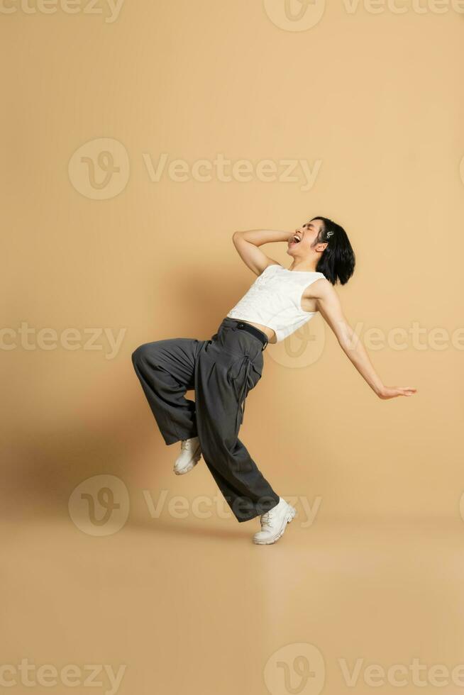 beeld van Aziatisch danser dansen Aan beige achtergrond foto