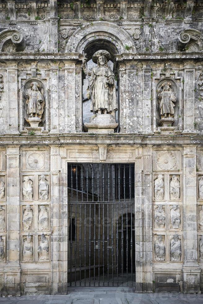 detail van de ingangsgevel in de historische kathedraal van santiago de compostela oude stad spanje foto