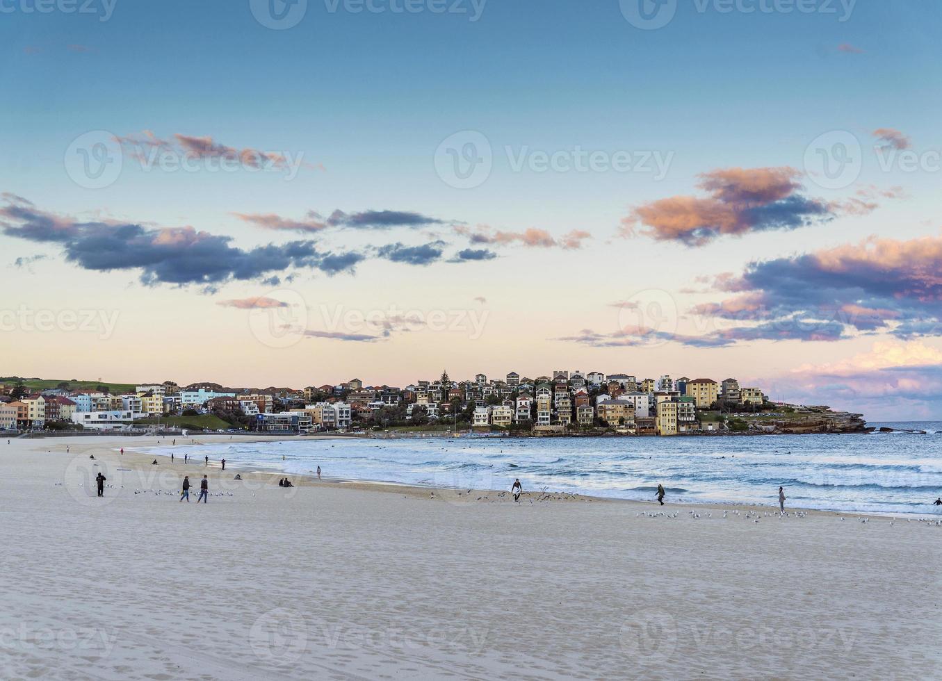 uitzicht op het beroemde Bondi-strand in Sydney, Australië bij zonsondergang foto