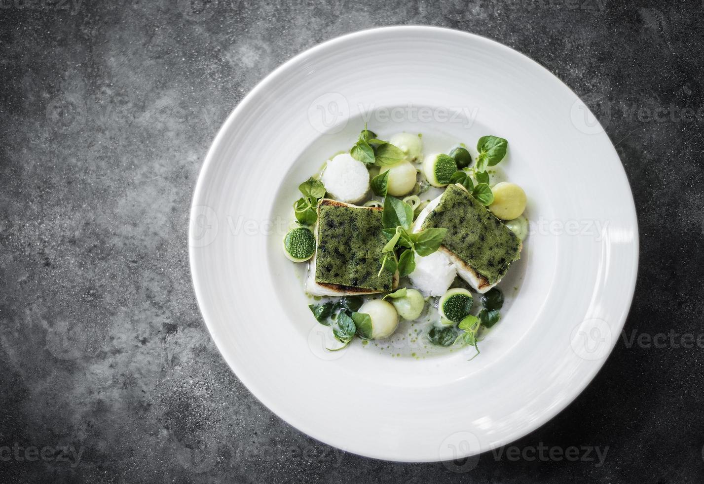 gourmet geroosterde kabeljauwfilet met kruidenkorst in citroenroomsaus foto