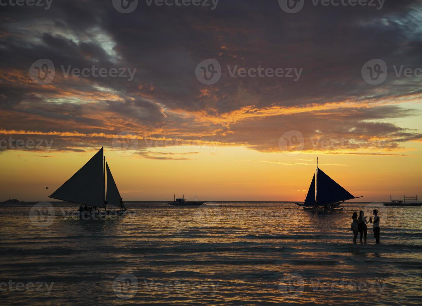 zeilboten bij zonsondergang op boracay island beach filippijnen foto