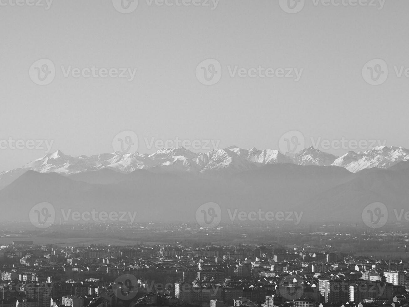 antenne visie van Turijn met Alpen bergen in zwart en wit foto