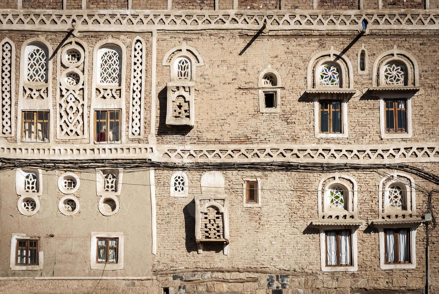 traditionele jemenitische erfgoedarchitectuur ontwerpdetails in historische oude stadsgebouwen in sanaa in jemen foto