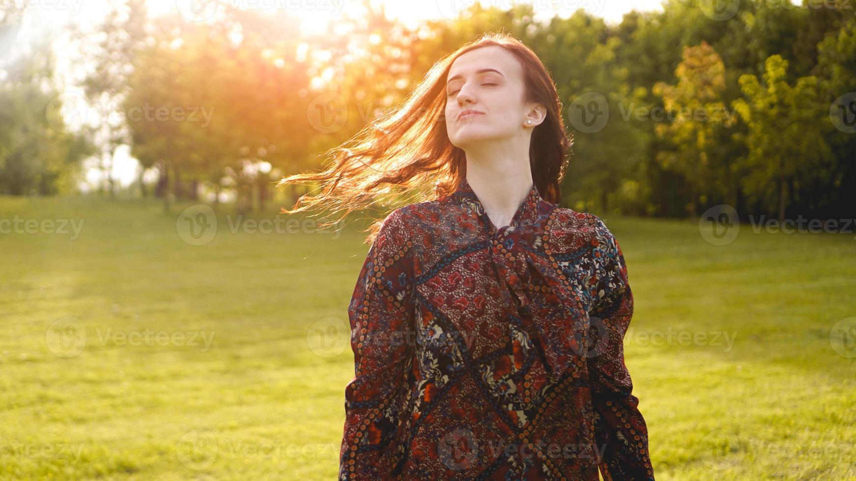 aantrekkelijke jonge vrouw geniet van haar tijd buiten in het park foto