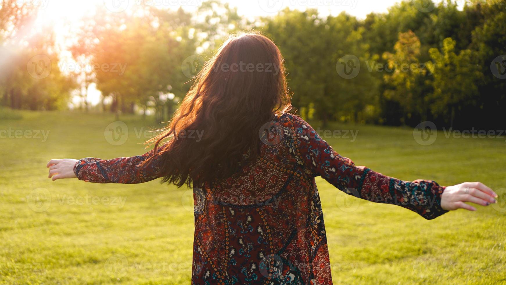 aantrekkelijke jonge vrouw geniet van haar tijd buiten in het park foto