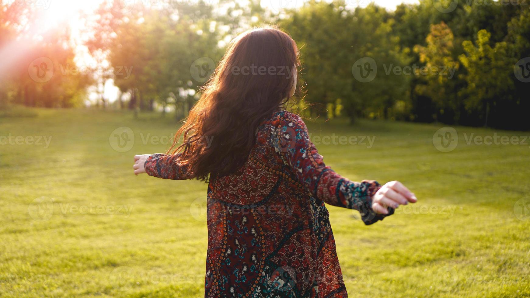 aantrekkelijke jonge vrouw geniet van haar tijd buiten in het park foto