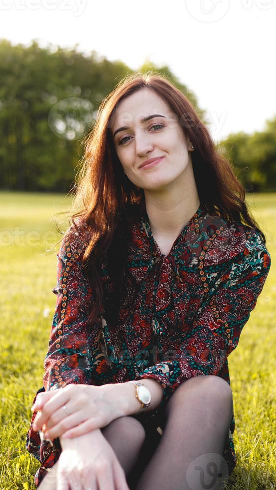 aantrekkelijke jonge vrouw geniet van haar tijd buiten in het park foto