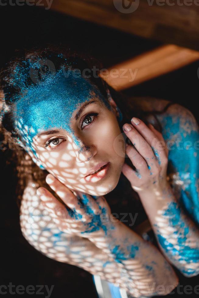 mooie vrouw met glitters op haar gezicht. meisje met kunst make-up foto