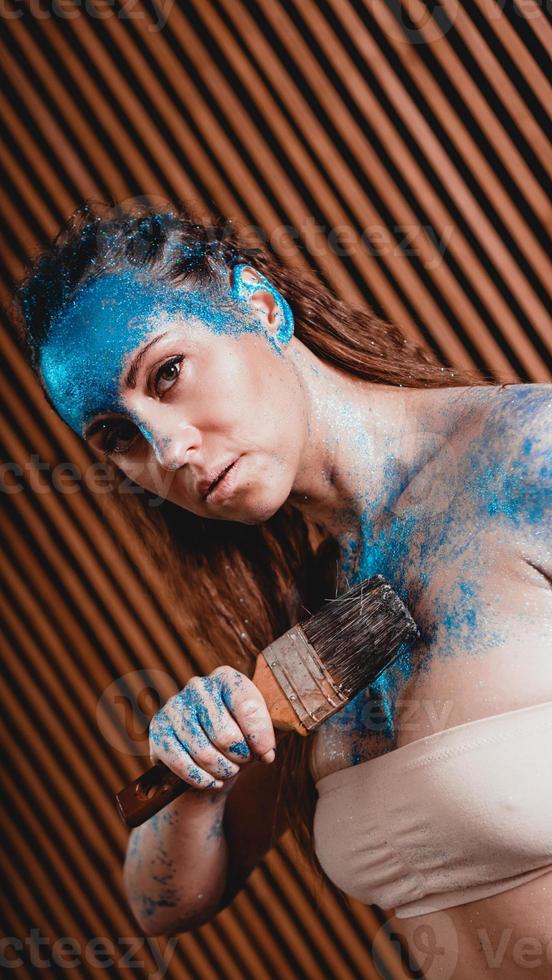 portret van mooi meisje met blauwe bodyart met pailletten foto