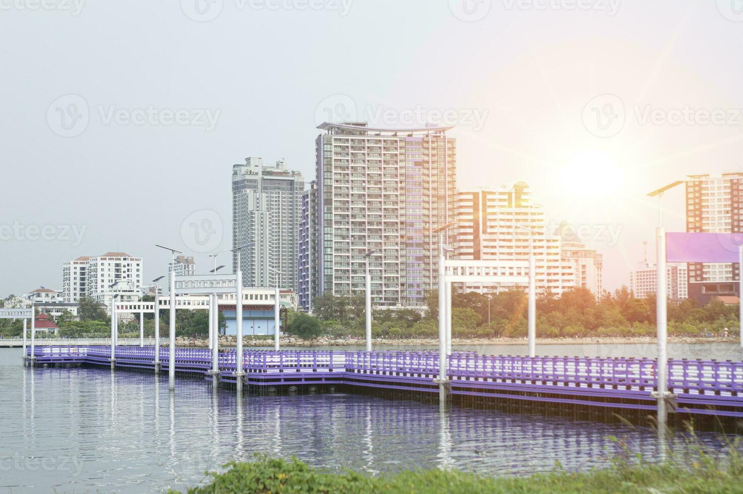 Purper en wit brug gebouwd in de water in de park foto