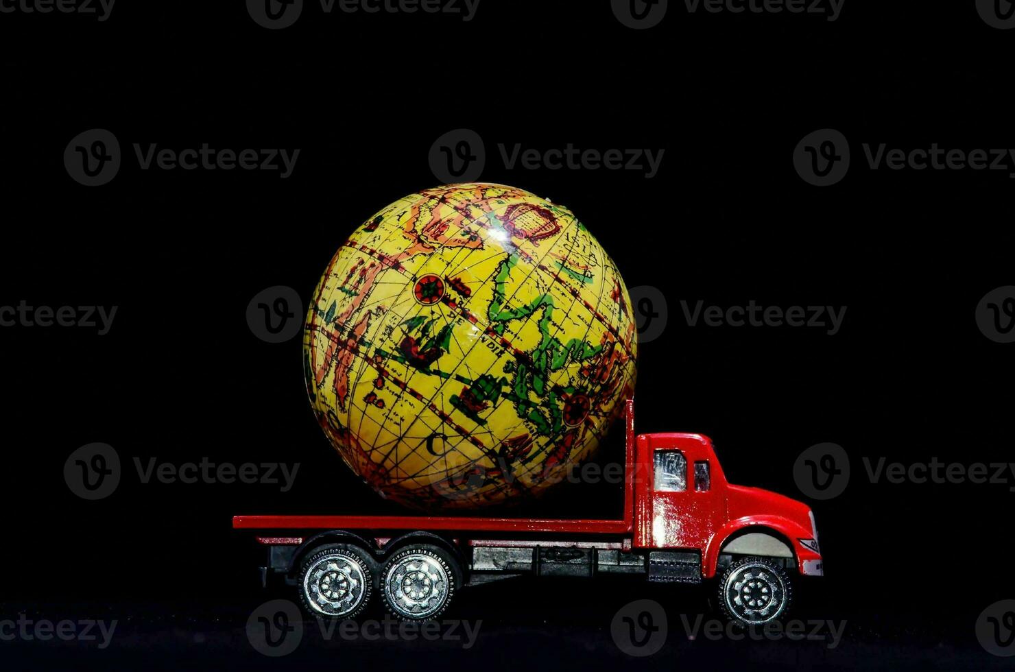 een speelgoed- vrachtauto met een wereldbol Aan top foto