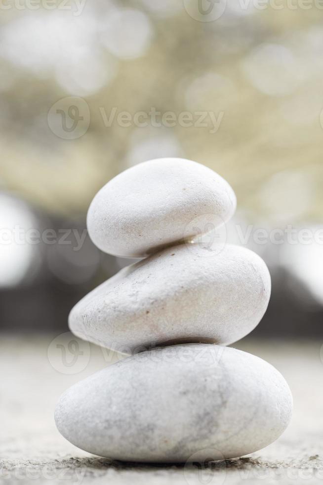 een stapel van drie witte stenen geïsoleerd in onscherpe achtergrond foto
